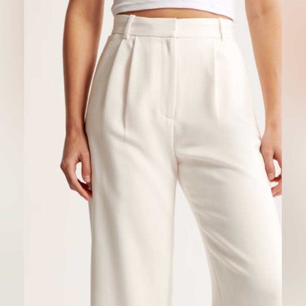 Ultra wide leg high-rise pant from Abercrombie with tags.